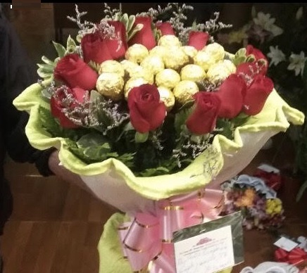 Foto de Ramo italiano Rosas y Ferrero Rocher